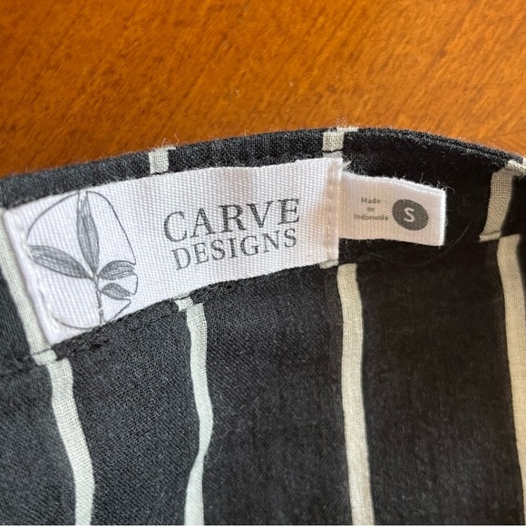 Carve Designs | 100% Organic Cotton | Button Down Black and White | Size Small - Picture 5 of 14